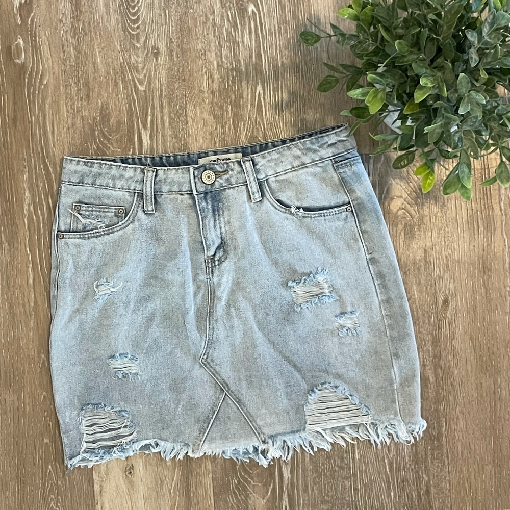 Distressed denim skirt💙